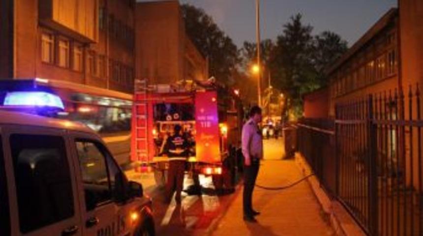 Lise Yanında &Ccedil;ıkan Yangın Korkuttu