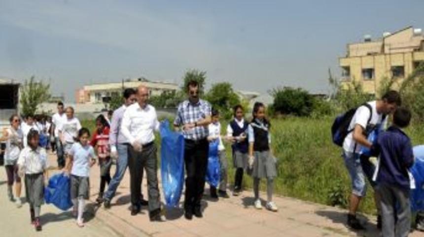 12 &Uuml;lkeden Gelen 13 Gen&ccedil; Kazanlı Sahilini Temizledi