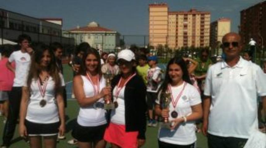 Liseli Sporcular Tenis Kortlarında H&uuml;nerlerini Sergiledi