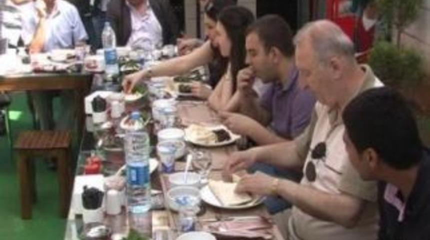 Ulusal basının Urfa'da kahvaltıda ciğer keyfi