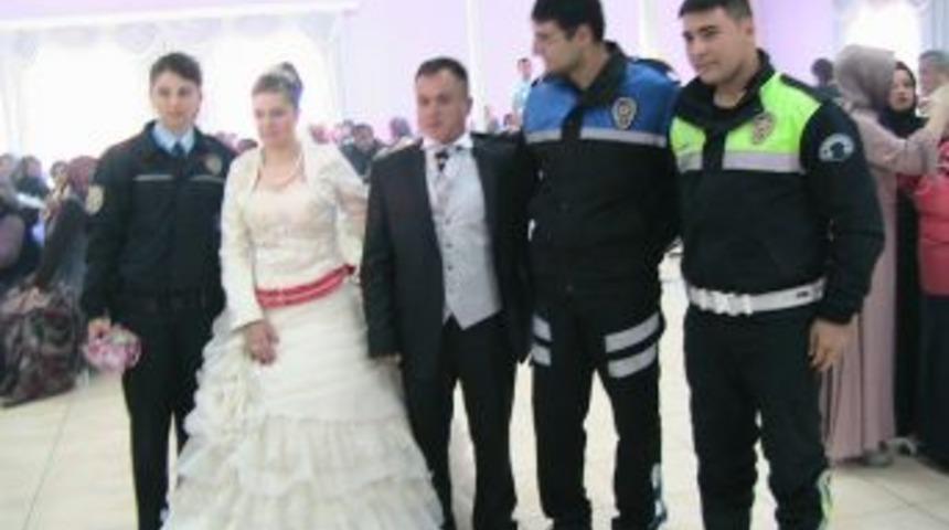 Polisler;den evlenen  &ccedil;iftlere jest