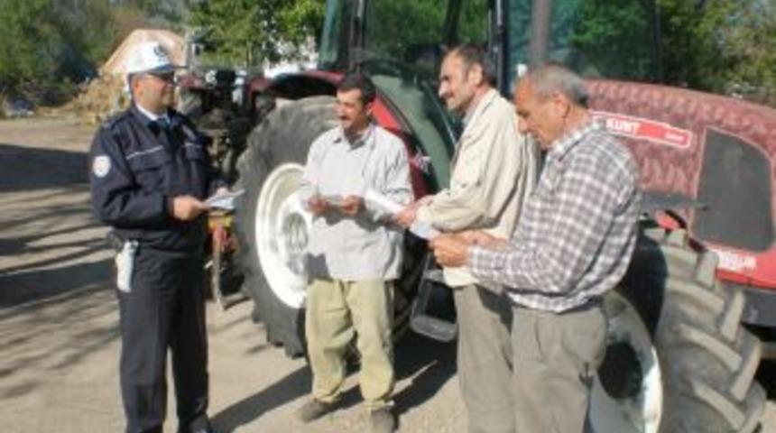 Turhal&rsquo;daki trakt&ouml;r s&uuml;r&uuml;c&uuml;leri kazalara karşı bilgilendirildi
