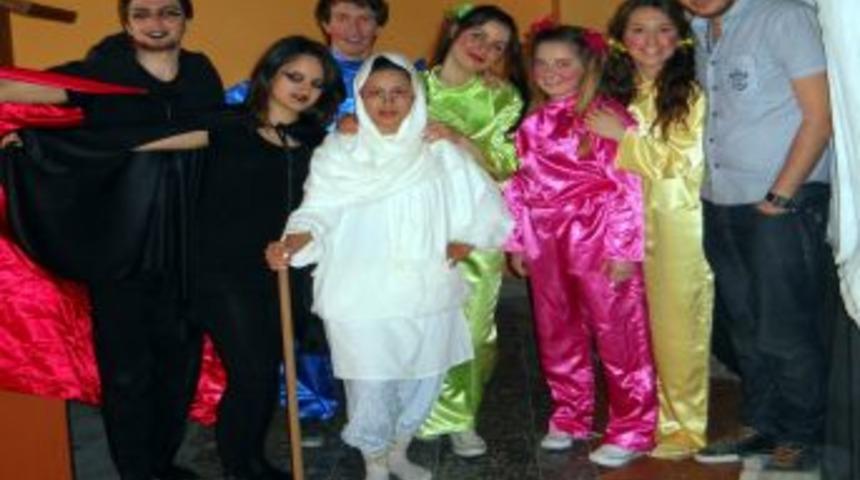 "renkler &Uuml;lkesi" Tiyatroseverler İle Buluştu