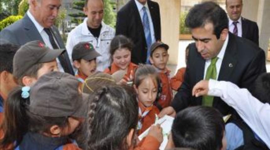 Mersin Valisi G&uuml;zeloğlu, Adanalı İzcilerle Bir Arada