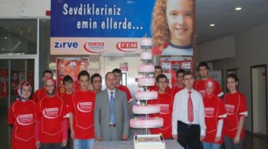 MED &ouml;ğrencileri, YGS başarısını pasta keserek kutladı