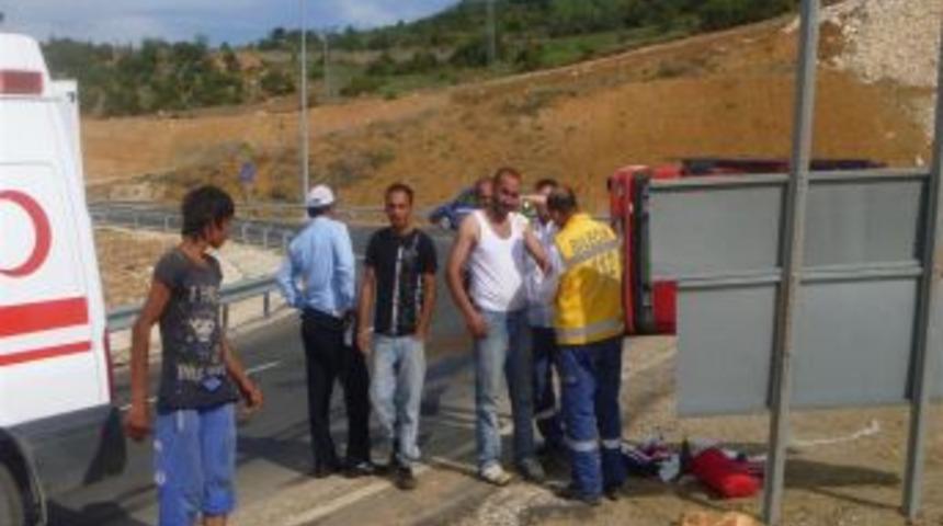 Freni Patlayan Marul Y&uuml;kl&uuml; Kamyonet Devrildi: 4 Yaralı