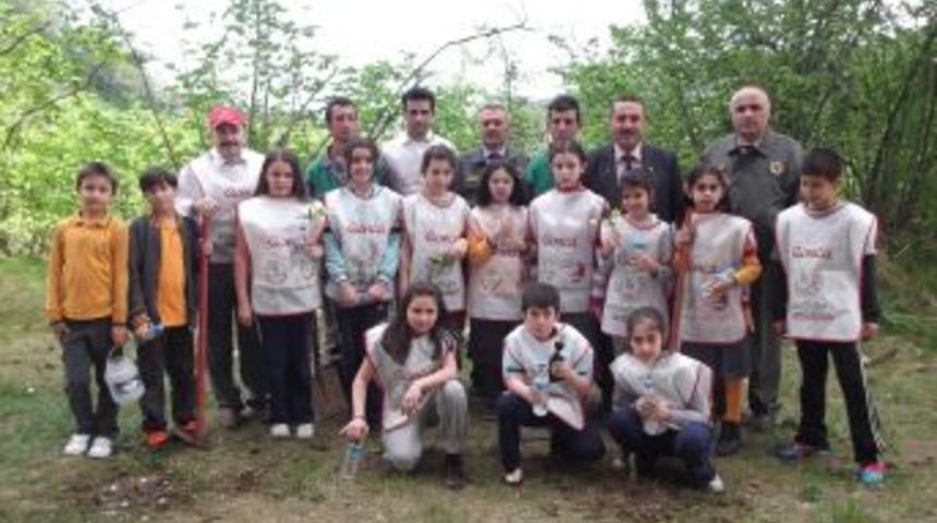 &Ouml;ğrenciler, fidan dikme şenliği yaptı