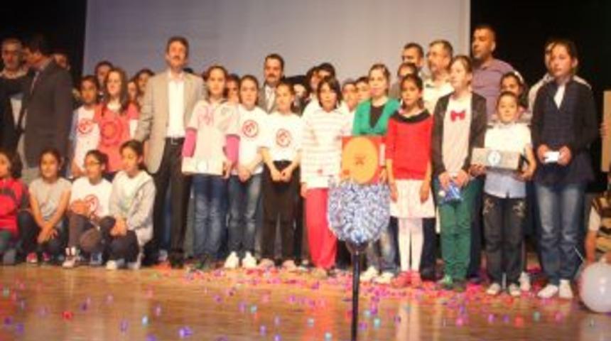 &Ouml;ğrenciler Kitap Okudu hediyeler yerini buldu