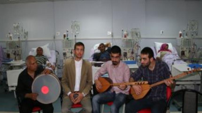 Canlı m&uuml;zik eşliğinde diyaliz, hastaları memnun etti