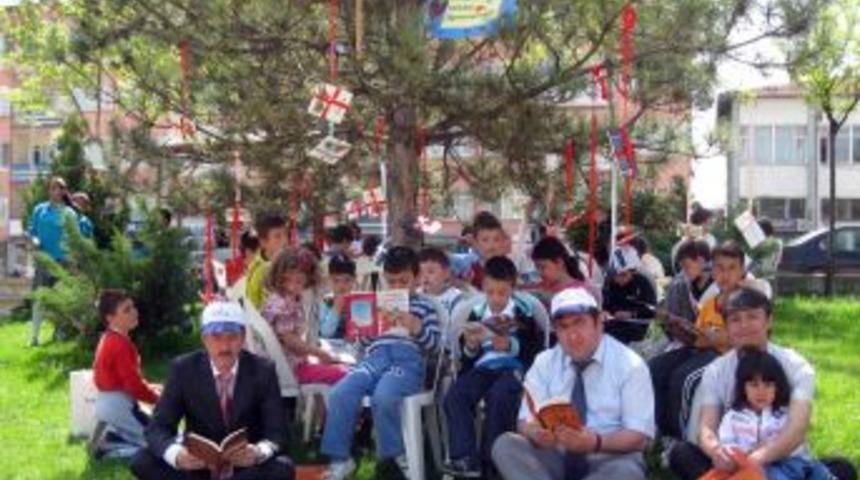 Parkta kitap okuyarak &ouml;rnek oldular