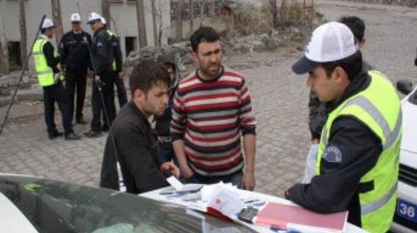 Polisin egzoz kontrol&uuml;, ara&ccedil; sahiplerini rahatsız etti