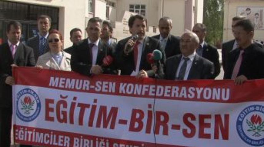 Eğitim Bir-Sen &Ouml;ğretmenlere Şiddeti Protesto Etti