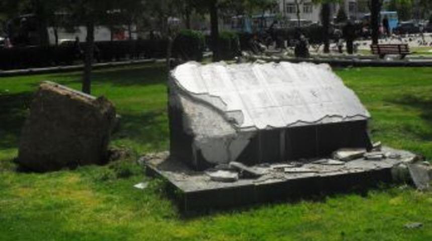 Onno Tun&ccedil; Anıtı Yeniden Yapılacak