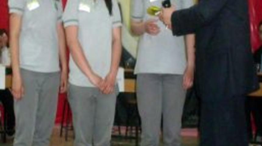 S&ouml;ğ&uuml;t Kitap Okuyor