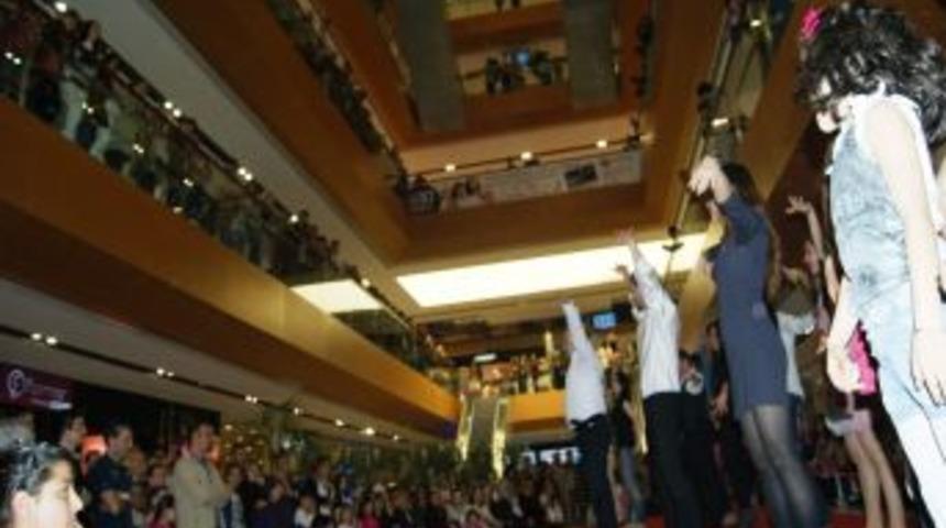 D&uuml;nya Dans G&uuml;n&uuml;'n&uuml; Dans Ederek Kutladılar