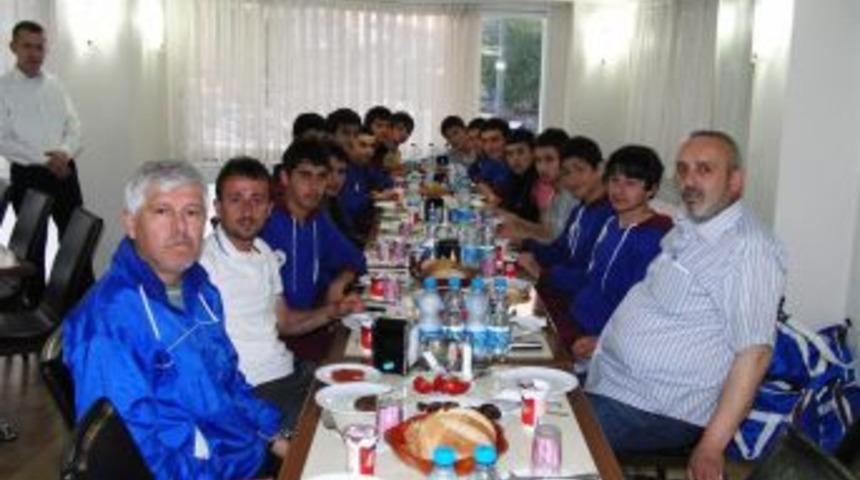 Karadenizsporlu Gen&ccedil;ler Yemekte Buluştu