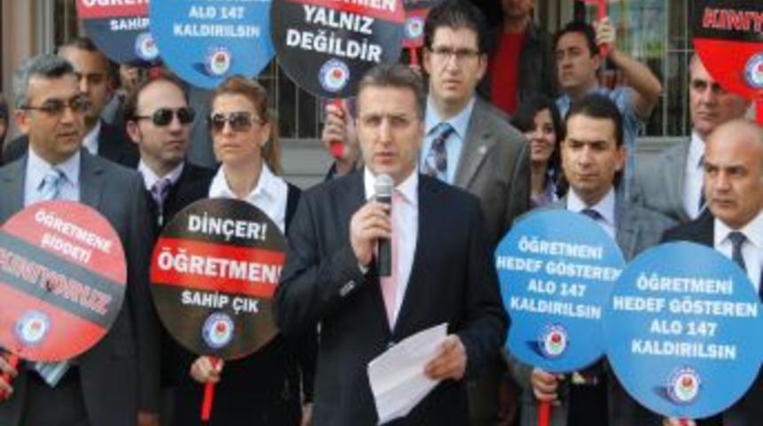 &Ouml;ğretmene şiddet, ders bıraktırdı