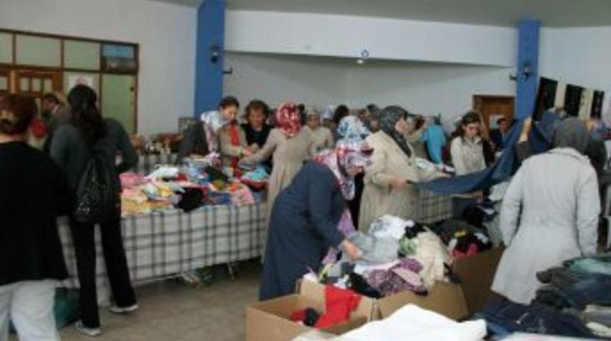 Ev hanımları, öğrencileri okutmak için kermes düzenledi