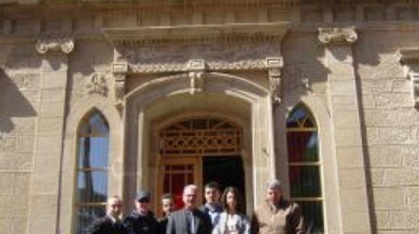 Belediye Başkanı Kocabıyık, ziyaret&ccedil;ilerine s&uuml;t ikram ediyor