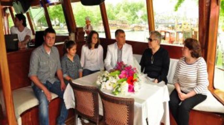 Livaneli Sevenleri İle Bir Araya Geldi