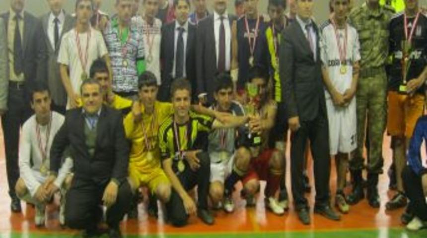 Sason&rsquo;da liseliler futbol turnuvasıyla stres attı