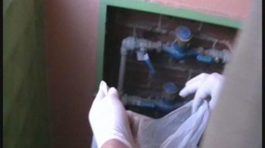 Uyuşturucu tacirlerinin su sayacına sakladığı esrarı, narkotik köpeği buldu