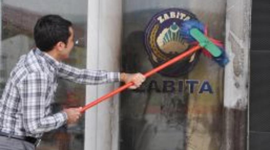 Alkoll&uuml; Şahıs Belediye Binasına Molotofla Saldırdı