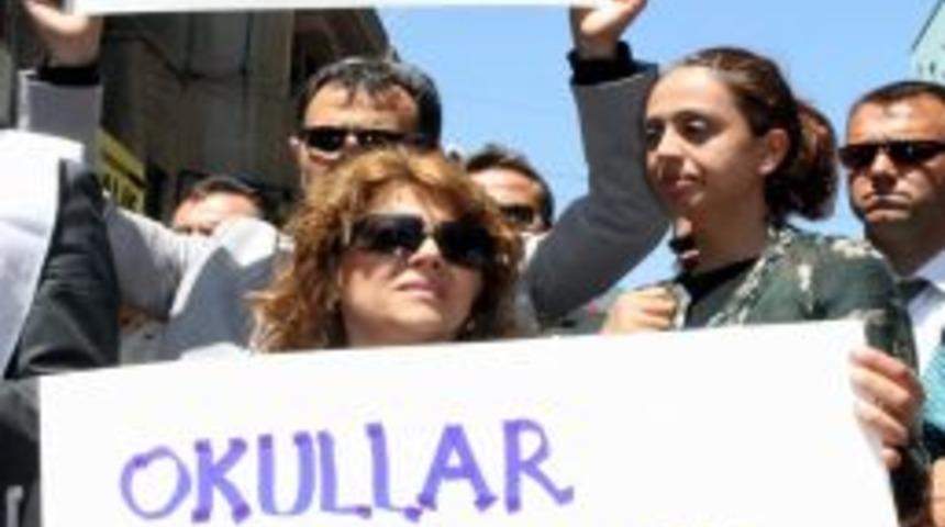 T&uuml;rk Eğitim-Sen &Ouml;ğretmene Şiddeti Protesto Etti