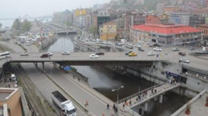 Zonguldak'ta yıkılma tehlikesine karşı k&ouml;pr&uuml; &uuml;st&uuml;ndeki otopark kaldırıldı