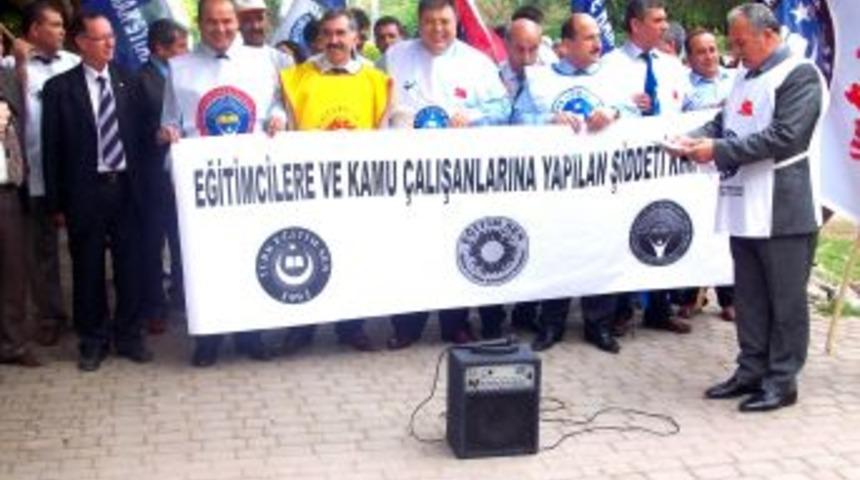 Siyah Kurdeleli &Ouml;ğretmenler &Ouml;ğrencileri Bilgilendirecek
