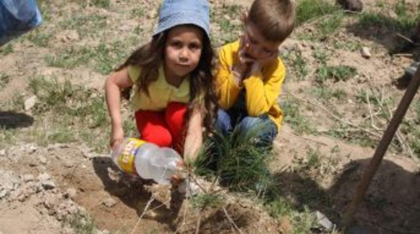 Anaokulu &ouml;ğrencileri yetiştirdikleri fidanları toprakla buluşturdu