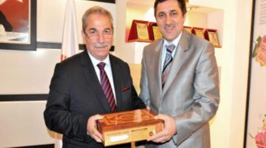 M&uuml;ft&uuml;&rsquo;den başkana konuşan Kur'an-ı Kerim hediyesi