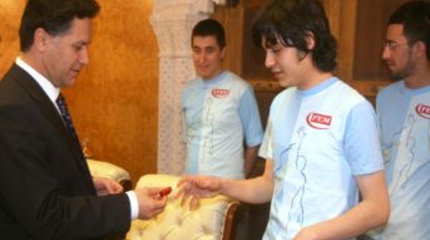 Mardin Valisi, YGS birincilerini &ouml;d&uuml;llendirdi