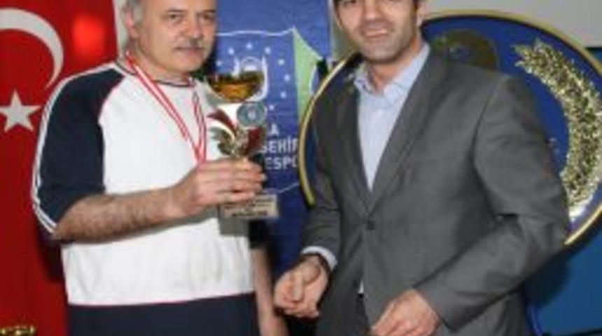 Belediye &ccedil;alışanları masa tenesinde yarıştı