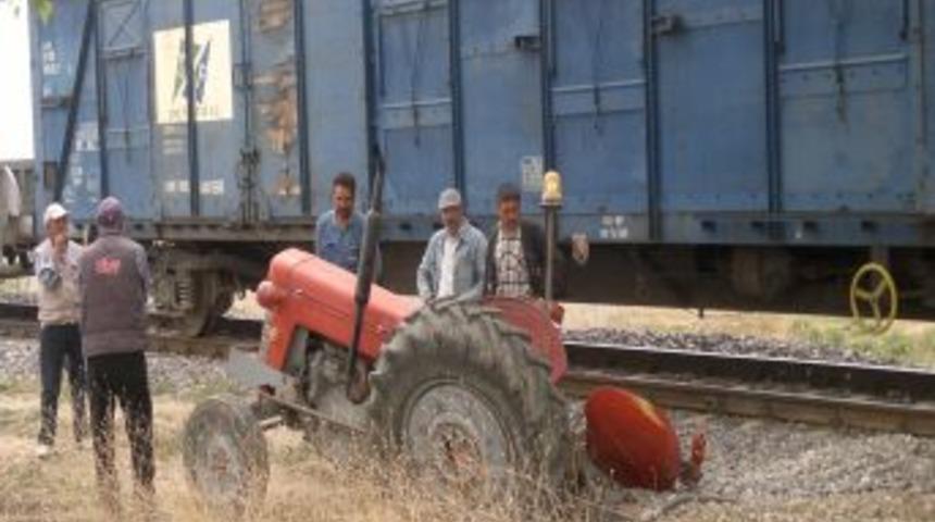 Tren trakt&ouml;rle &ccedil;arpıştı, trakt&ouml;r ikiye ayrıldı, s&uuml;r&uuml;c&uuml;n&uuml;n burnu bile kanamadı