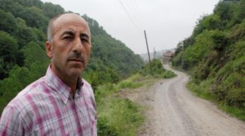 Yıkılmasın diye elektrik direklerini &ccedil;elik tellerle bağlıyorlar