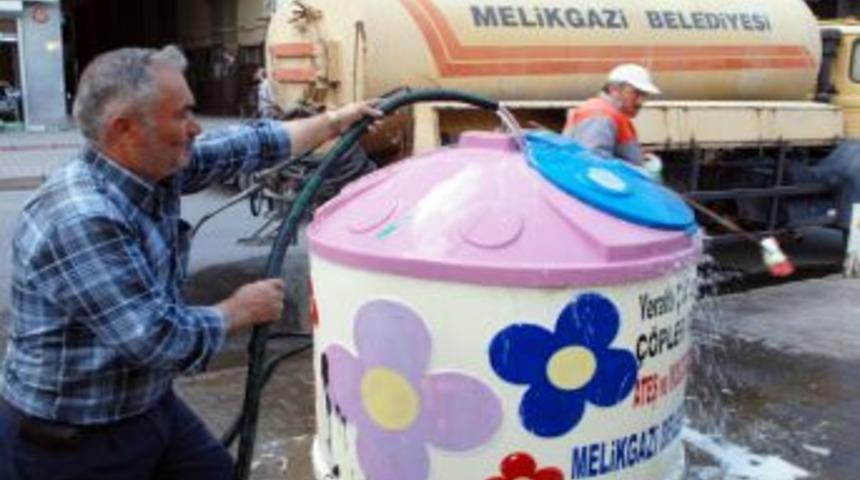 Belediye, yeraltı konteynerlerini deterjanlı suyla yıkadı