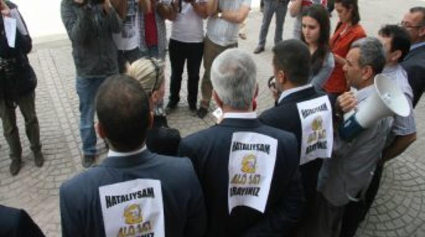 '&Ouml;ğretmenlere şiddet artıyor' diyerek tebeşir bırakıp, eylem yaptı