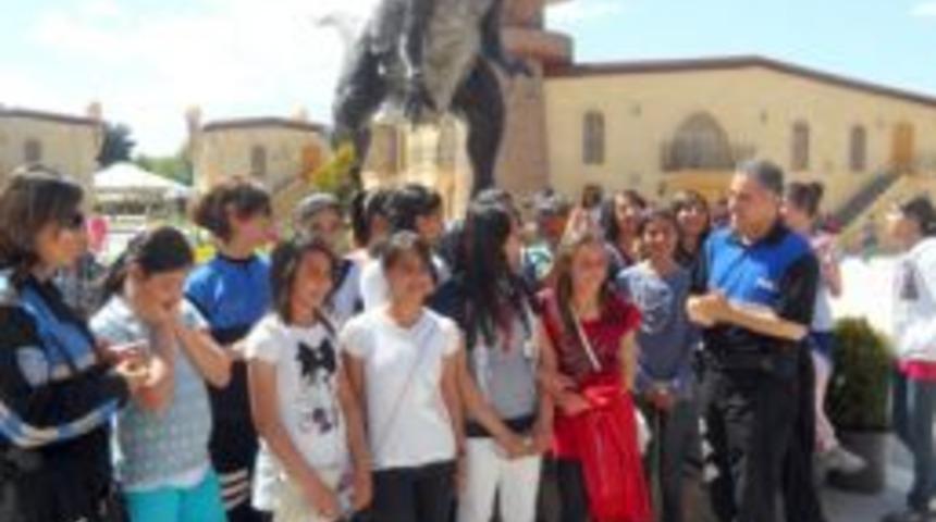 Polis, dar gelirli &ccedil;ocukları SBS'ye hazırlıyor