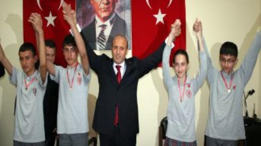 Kaymakam, başarılı &ouml;ğrencileri ikişer tam altınla &ouml;d&uuml;llendirdi