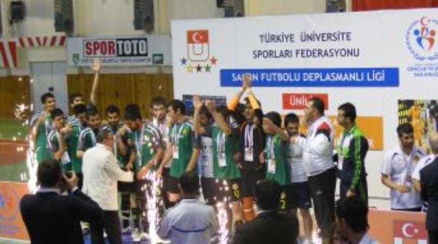 Dicle &Uuml;niversitesi &ldquo;&Uuml;nilig&rdquo; futbol liginde şampiyon oldu