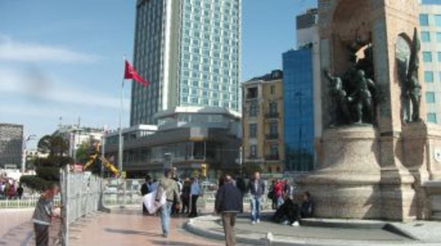 Taksim Cumhuriyet Anıtı&rsquo;nın etrafı bariyerlerle kapatılıyor