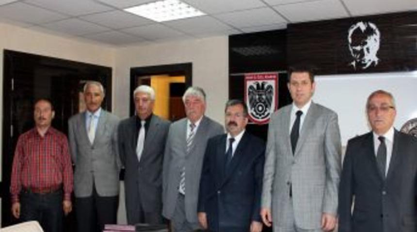 Amat&ouml;r Spor Kul&uuml;pleri Federasyonu Başkanı Orhan Demirok, İl &Ouml;zel İdaresi'ni Ziyaret Etti