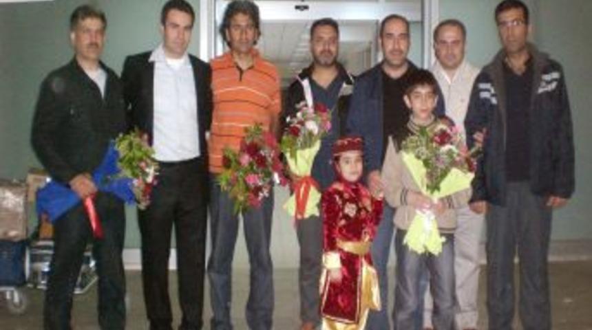 Uganda'dan d&ouml;nen doktorlar &ccedil;i&ccedil;eklerle karşılandı