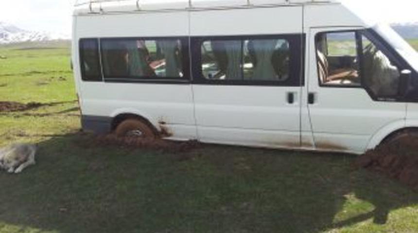 Polisten ka&ccedil;an minib&uuml;s &ccedil;amura saplandı