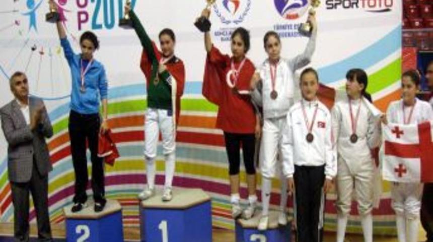 Mehlika Fırat, Uluslar Arası &Ccedil;ocuk Kupasında 2. Oldu