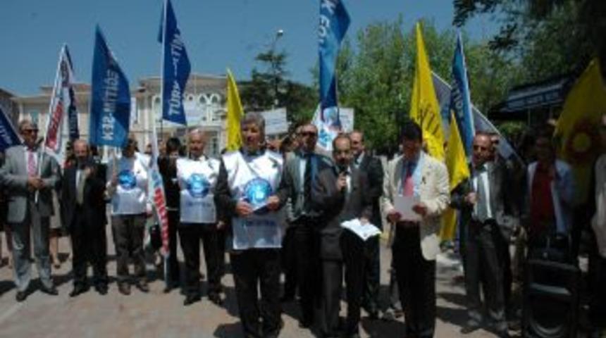 &Ouml;ğretmenlere Y&ouml;nelik Saldırılar Kınandı