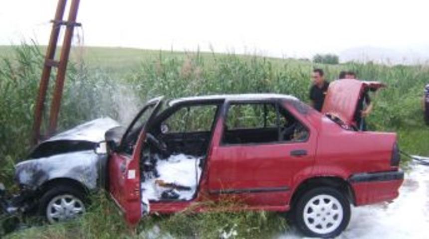 Direğe &ccedil;arpan otomobil alev aldı