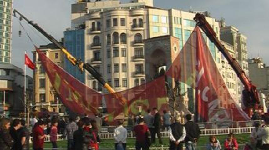 Taksim&rsquo;de &rsquo;1 Mayıs&rsquo; yazılı dev afiş asıldığı sırada yırtıldı