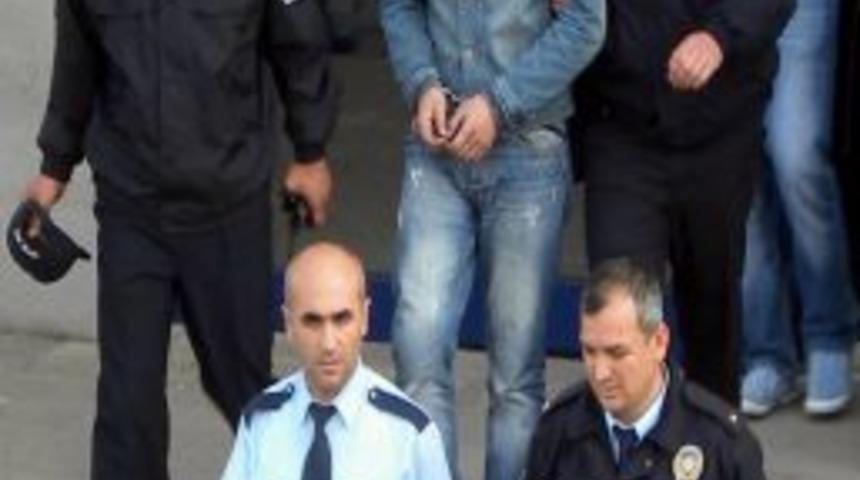 &Ouml;ğretmeni darp eden kişi tutuklandı